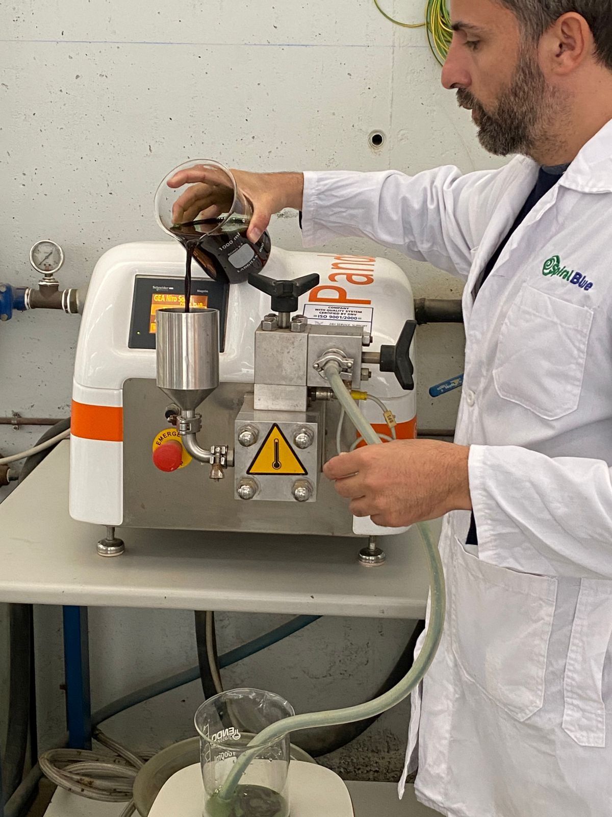 Feeding biomass through the bench homogeniser in the laboratory